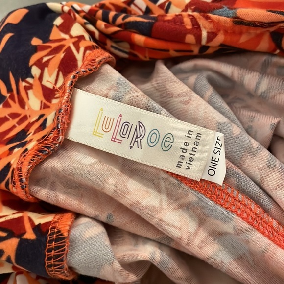 LuLaRoe One Size Leggings *never worn* - Picture 3 of 3